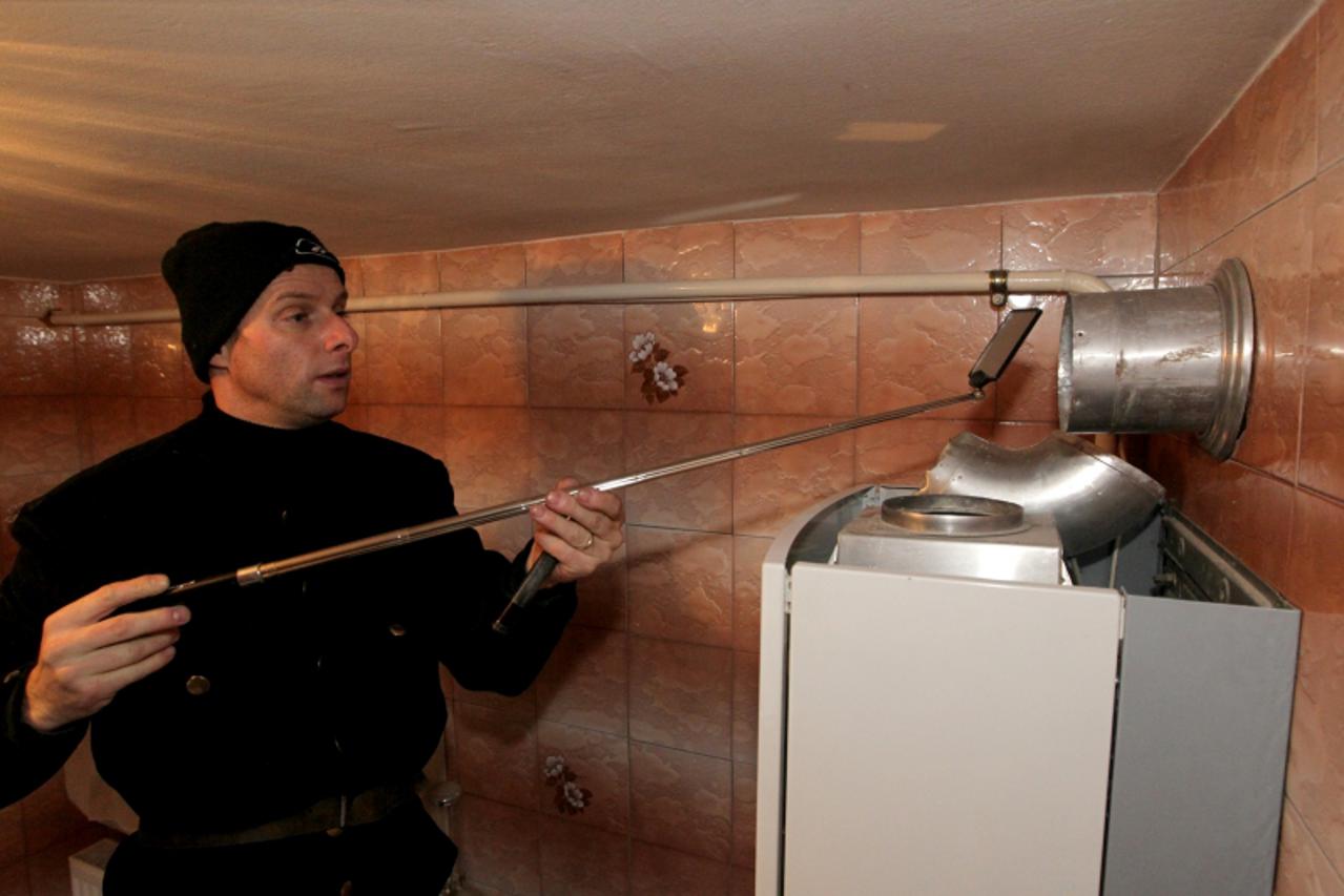 '07.02.2011., Koprivnica - Dimnjacar Goran Trubelja je jedan od trojice koji za taj posao na podrucju grada imaju koncesiju. Upoziorava na katastrofalno stanje dimnjaka i sustava za grijanje u vise od