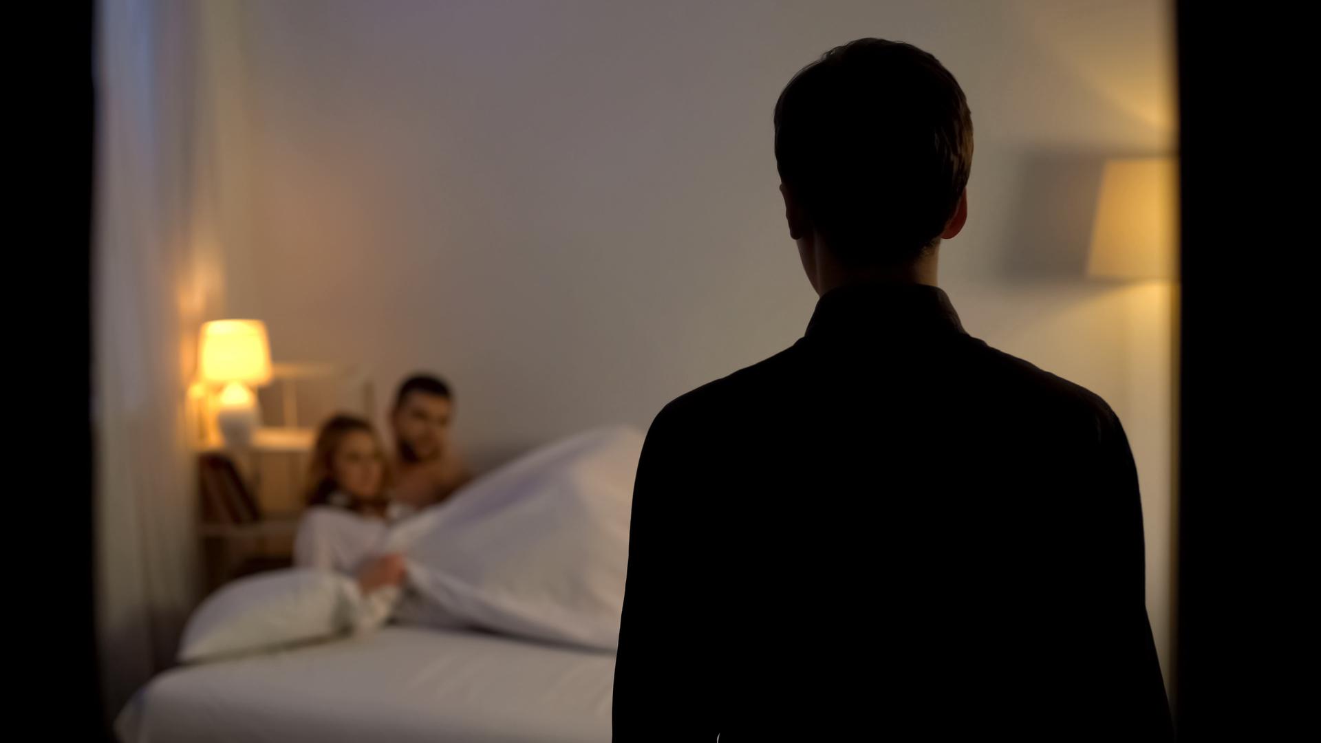8. Prethodno su bili pod utjecajem nevjere: Ako je vaš partner imao roditelja koji je varao – pogotovo ako se to dogodilo dok je bio mlad, osjetljiv na dojmove – to bi mogao biti znak da on nikada neće varati. ‘Pojedinci koji su bili duboko pogođeni nevjerom u djetinjstvu često razviju snažan stav protiv takvog ponašanja’, objašnjava Williams-Abaku, ‘Njihova osobna iskustva oblikuju njihove vrijednosti i jačaju njihovu predanost vjernosti, čineći manje vjerojatnim da će ponoviti ciklus izdaje’. 