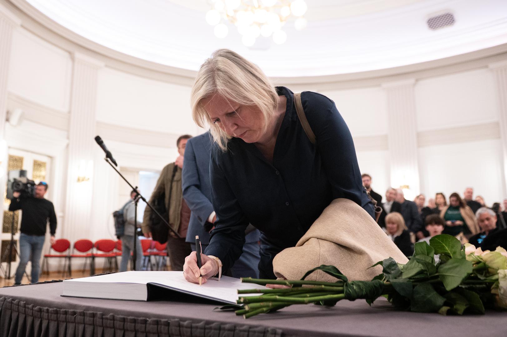 Okupljeni su poručili da će Mila Moralić ostati upamćena po novinarskom radu, ljudskosti i podršci kolegama te da je njezina smrt velik gubitak za novinarsku zajednicu.