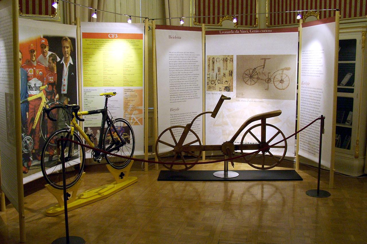 LEONARDO DA VINCI Detalj postava izlozbe Leonardo da Vinci u Budimpesti 2006.ovi eksponati predstavljeni su u Muzeju za umjetnost i obrt u Zagrebu