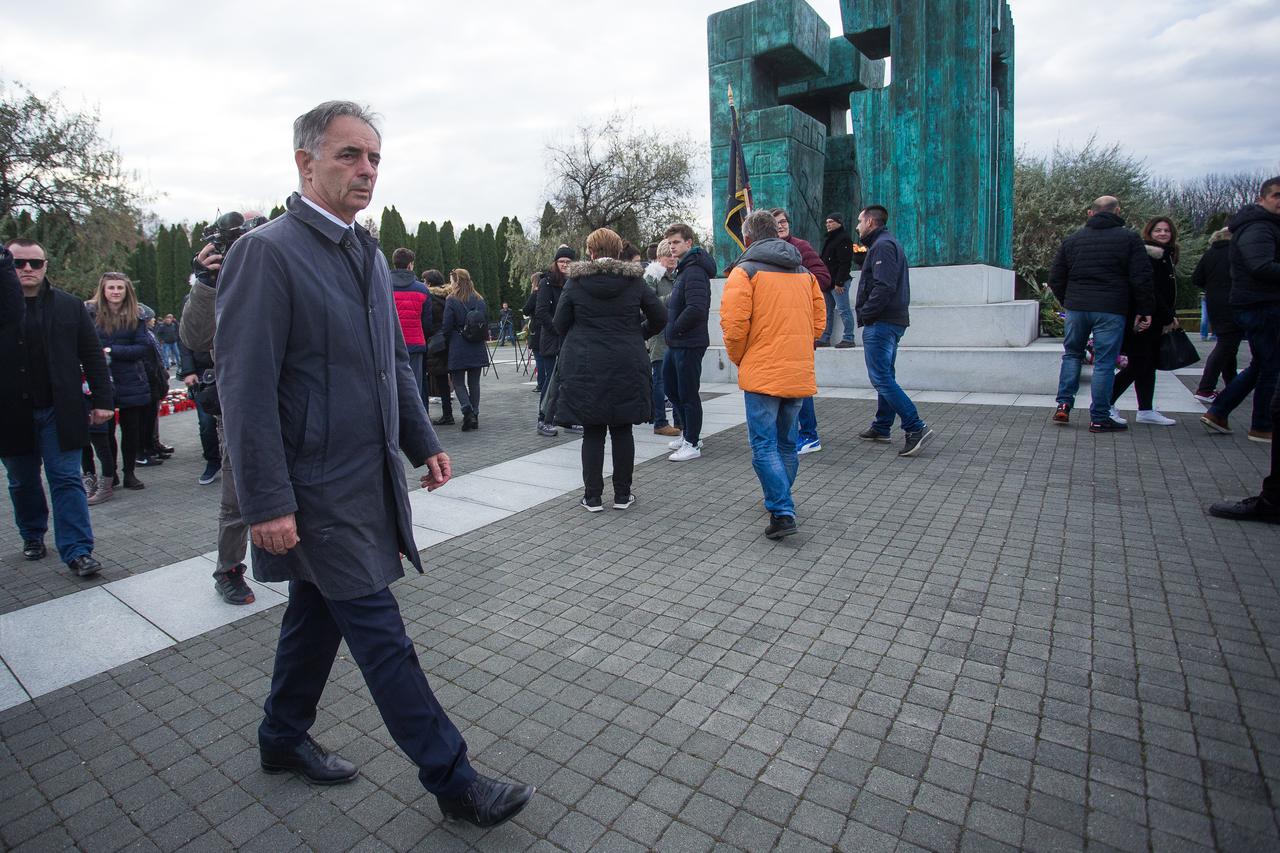 Vukovar: Na Memorijalnom groblju Milorad Pupovac položio vijenac kod spomen obilježja