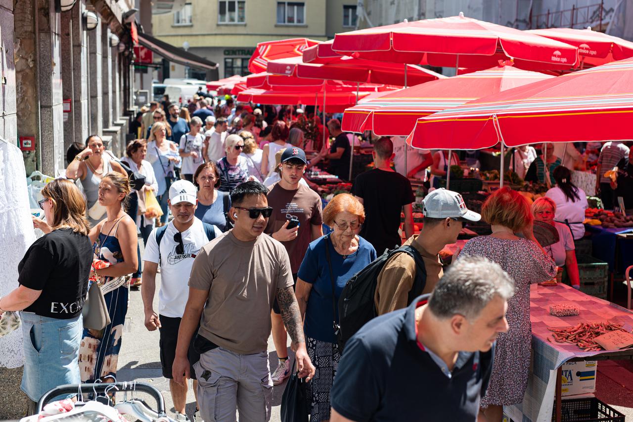 Vrući ljetni dan na zagrebačkim ulicama 