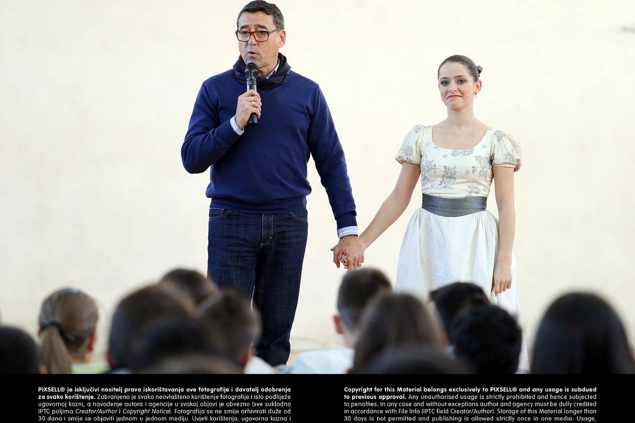Koreograf Dinko Bogdanić učenicima govori o baletu  