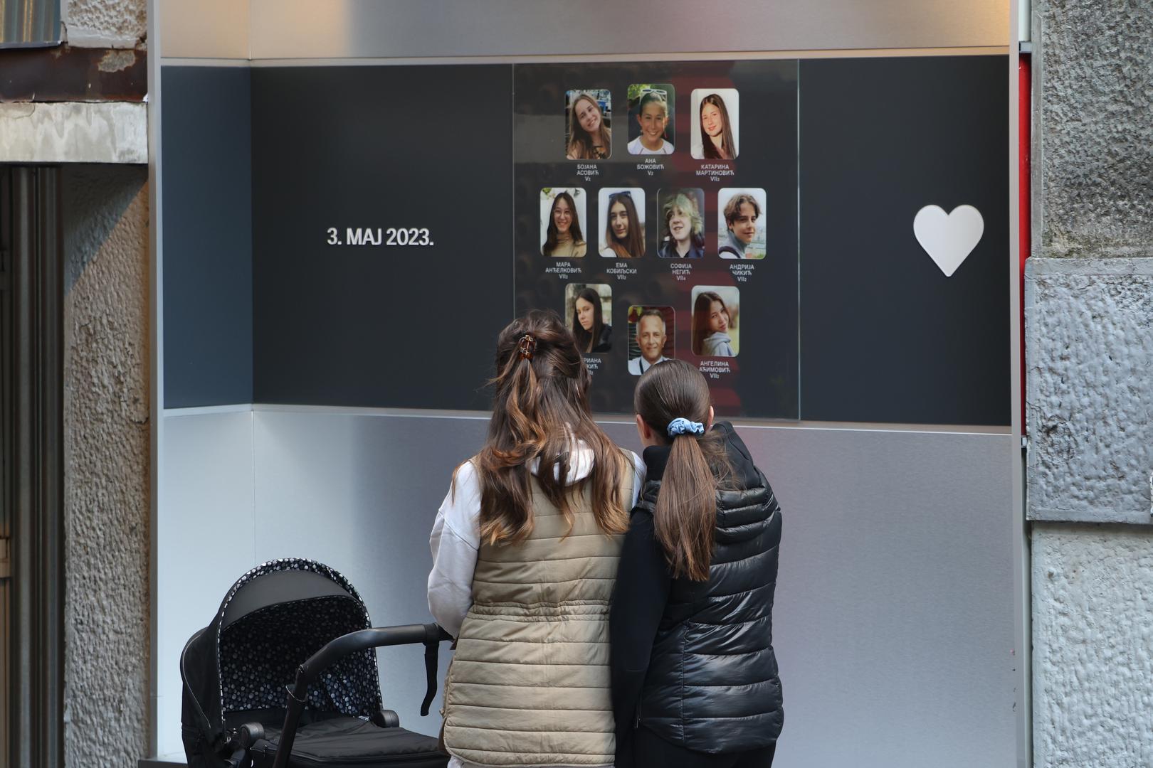 Obitelji ubijenih prve su odale počast žrtvama paljenjem svijeća, polaganjem vijenaca i cvijeća te upisivanjem u Knjigu sjećanja.