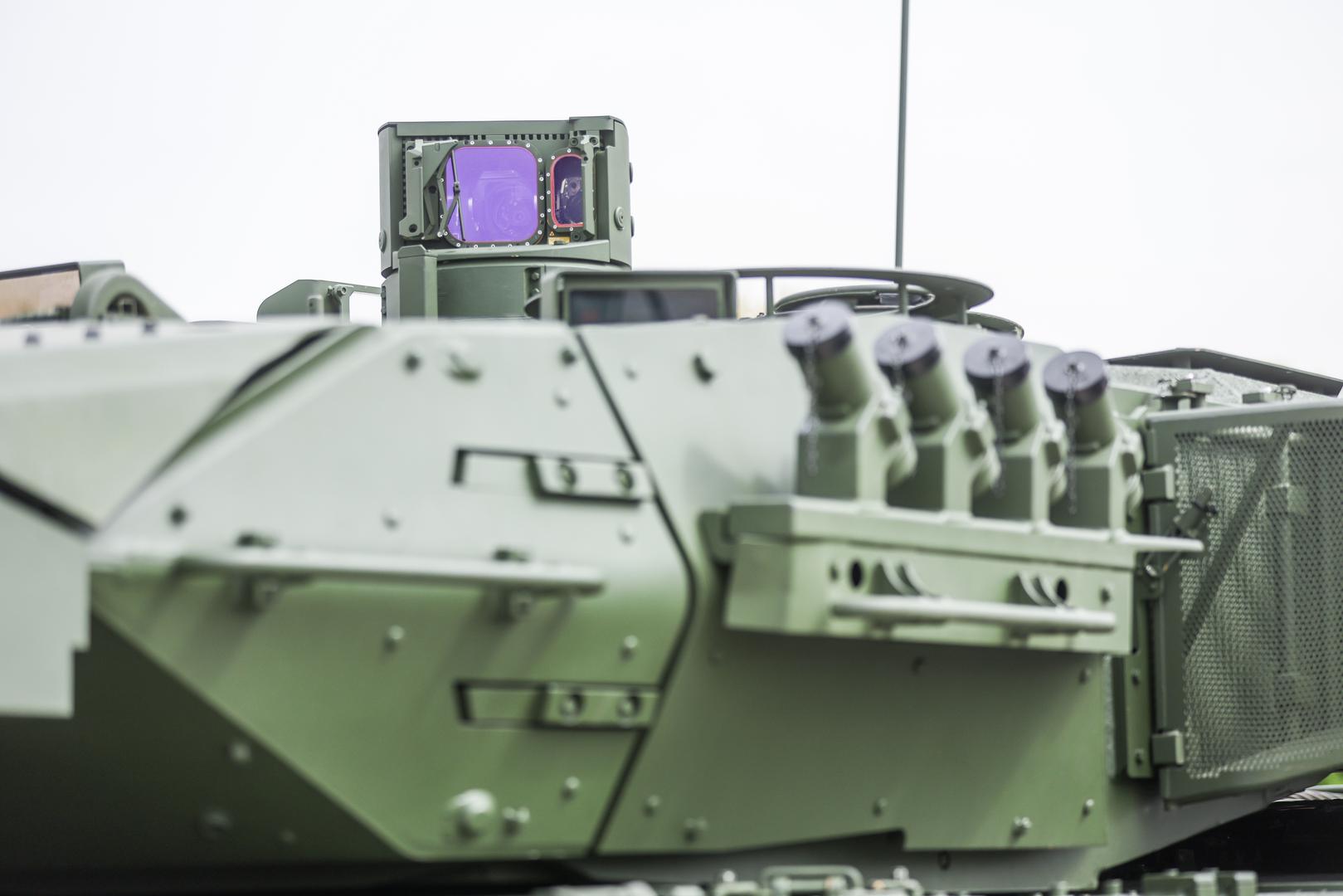 Prednosti Leoparda leže u kombinaciji vatrene moći, oklopne zaštite i pokretljivosti. Dosiže brzine do 70 km/h, a pokreće ga relativno ekonomični motor koji koristi dizel