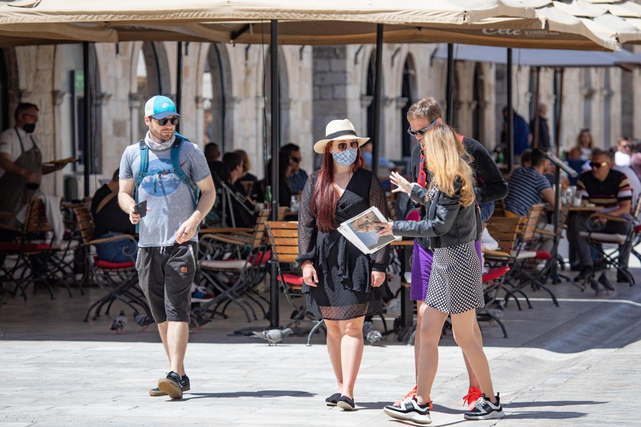 U Dubrovniku je sve više turista te jahti ispred stare gradske jezgre