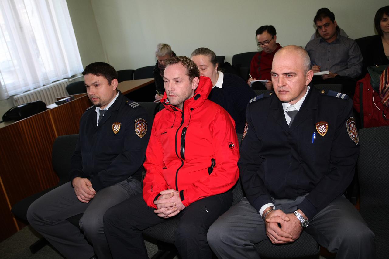 11.01.2012., Zupanijski sud, Osijek - Presuda Mariu Erichsonu koji je 2007 godine iz osjecke poslovnice RBA iznio 12 milijuna kuna. Mario Erichson sa pravosudnim policajcima za vrijeme citanje presude.