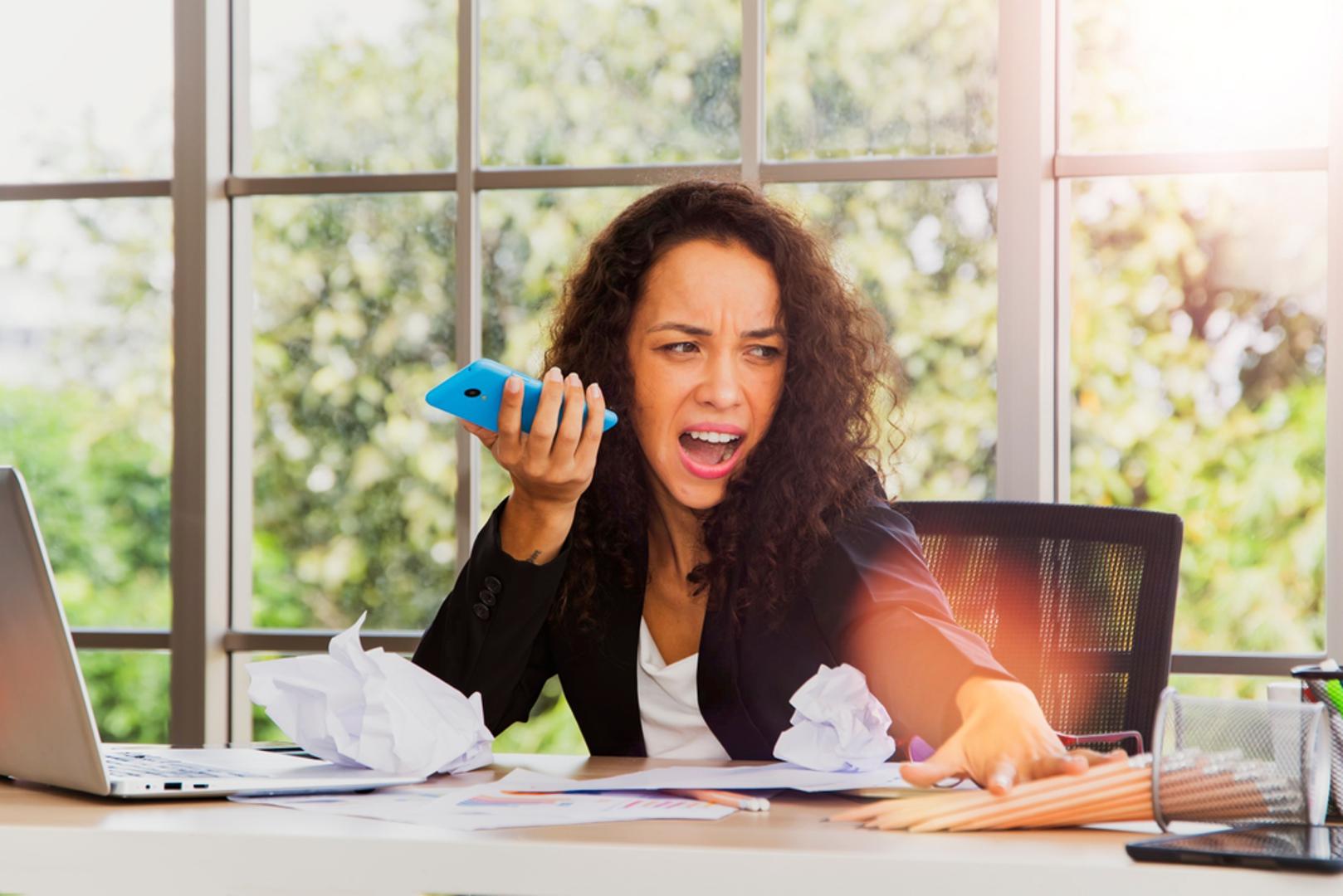 Osobnost: Ekstrovertiraniji ljudi često imaju glas koji drugi doživljavaju življim, tečnijim i samouvjerenijim, a nerijetko i glasnijim. Uz to, neke crte poput društvenosti i izraženije potrebe za interakcijom mogu 'pogurati' glasnoću, dok su emocionalna stabilnost i savjesnost češće povezane s tišim nastupom.