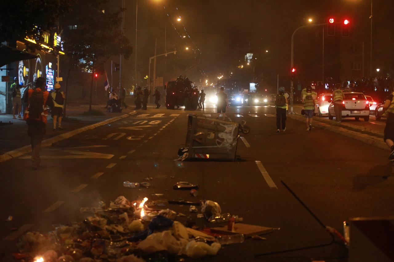 Beograd: Novi prosvjed na beogradskim ulicama, okupljeni su bacali kamenje i pirotehnička sredstva