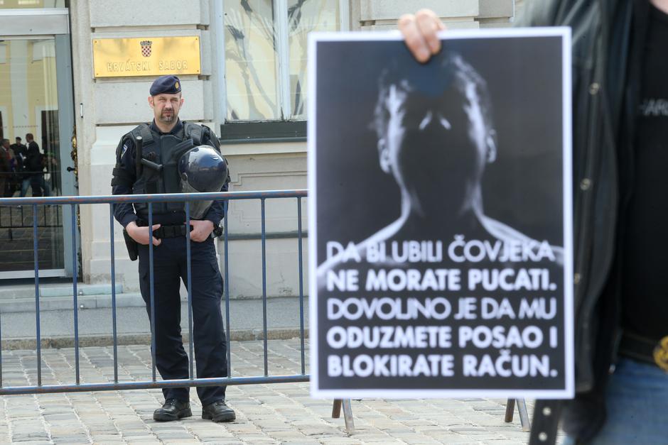 Zagreb: Prosvjed udruge Blokirani na Trgu svetog Marka 2015. godine