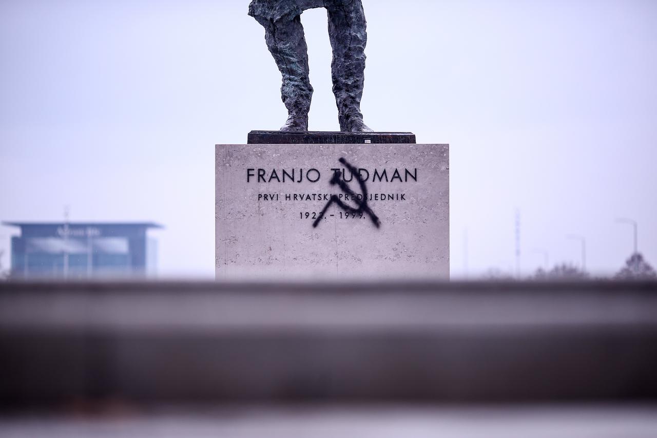 Na novom spomeniku dr. Franji Tuđmanu osvanuli srp i čekić
