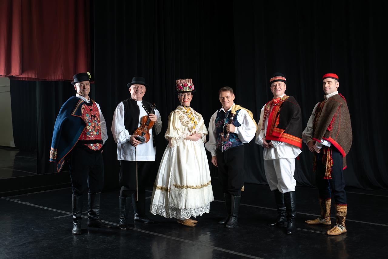 Prvaci i koncertni majstori Ansambla LADO