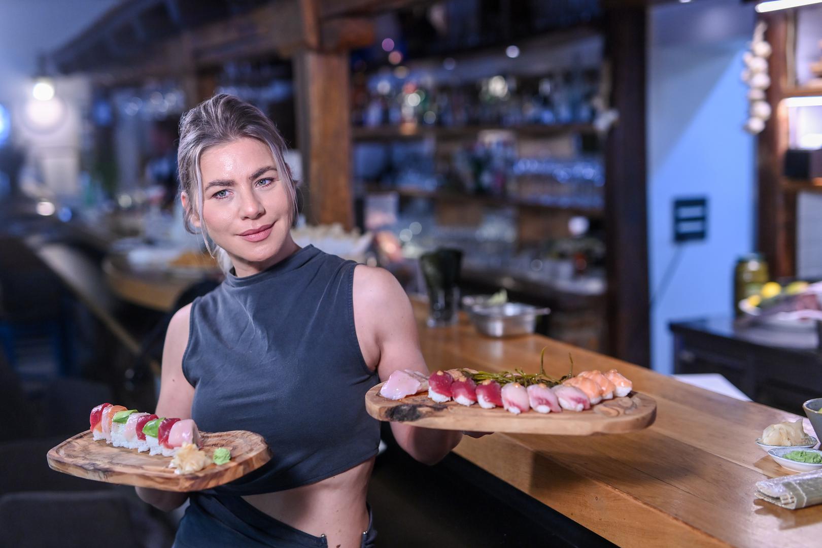 "Mogu reći kako sam napokon, nakon dugo vremena, zadovoljna svojim izgledom, ali i osjećajem u vlastitom tijelu. Bila je to jedna poštena borba, s puno uspona i padova, iz koje sam izašla s 15 kilograma manje. A kod svake borbe bitno je imati dobru podršku koju sam svakodnevno pronalazila u sebi najbližim ljudima", objavila je Ana u svojoj ranijoj Instagram objavi koja je oborila s nogu njezine pratitelje. 