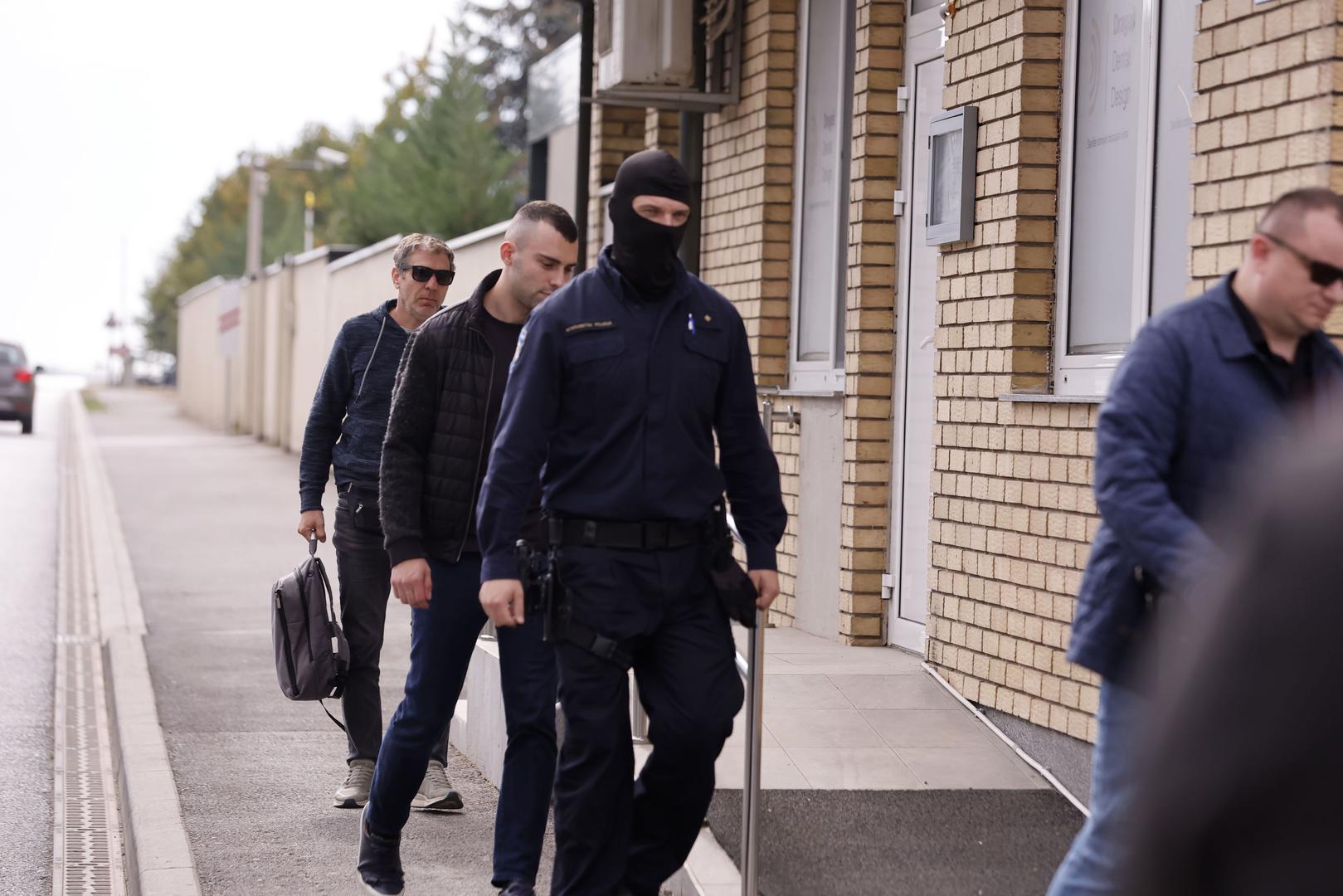 Kako se neslužbeno doznaje, zasad nitko nije uhićen, a istražitelji pretražuju domove i druge prostorije kojima se koriste osumnjičenici.