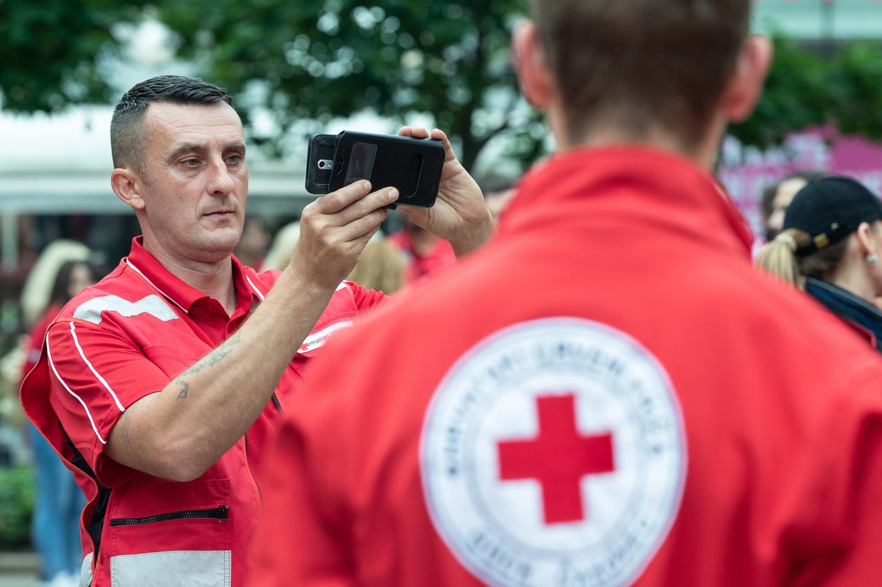 Mimohodom i prezentacijom aktivnosti Hrvatski Crveni križ proslavio 140. rođendan