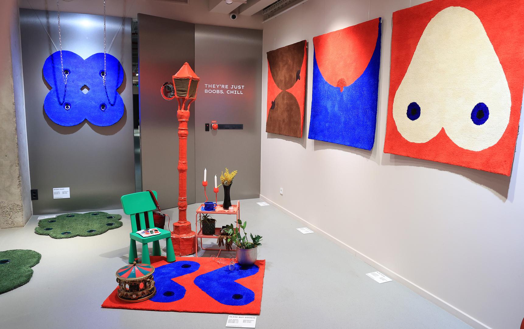 Boobie Traps je, osim izložbe, ujedno i brend Tene Pezdevšek koji je inspiriran ženskim grudima. Na izložbi u Brigada Showroomu, koja ostaje otvorena do 14. ožujka, možete vidjeti jednostavne i neseksualizirane prikaze grudi na raznobojnim tepisima i tapiserijama, što označava prvi iskorak ovakve vrste na umjetničkoj i dizajnerskoj sceni u Hrvatskoj.
