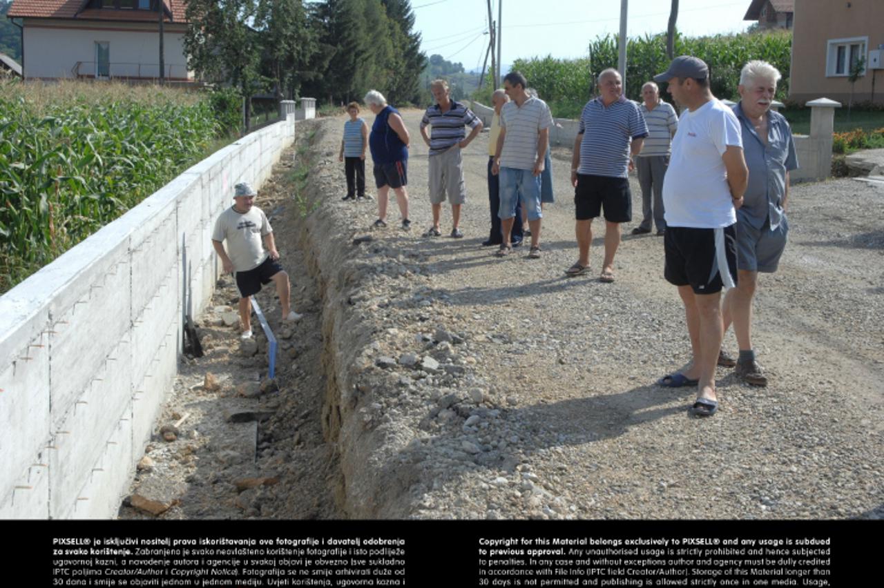 '09.08.2013., Donja Semnica - Mjestani sela Donja Semnica u blizini Krapine ogorceni su radovima Hrvatskih cesta na drzavnoj cesti koja prolazi kroz njihovo selo. Radovi na obnovi kolnika poceli su u 