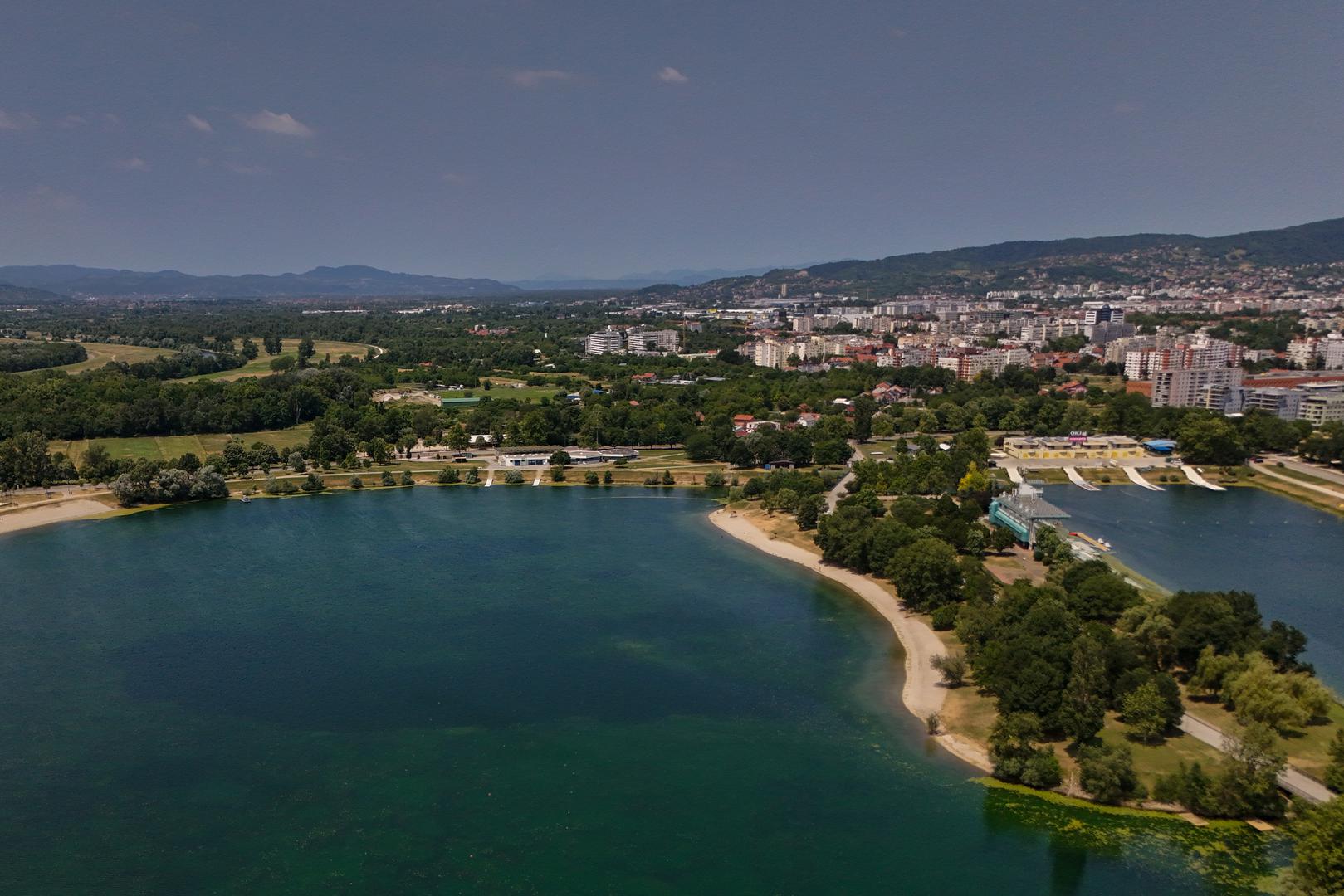 Snimke iz zraka snimljene iznad zagrebačkog Jaruna otkrile su neobičnu i dosad javnosti nepoznatu pojavu – tamnu, jasno definiranu rupu u središnjem dijelu Velikog jezera. 