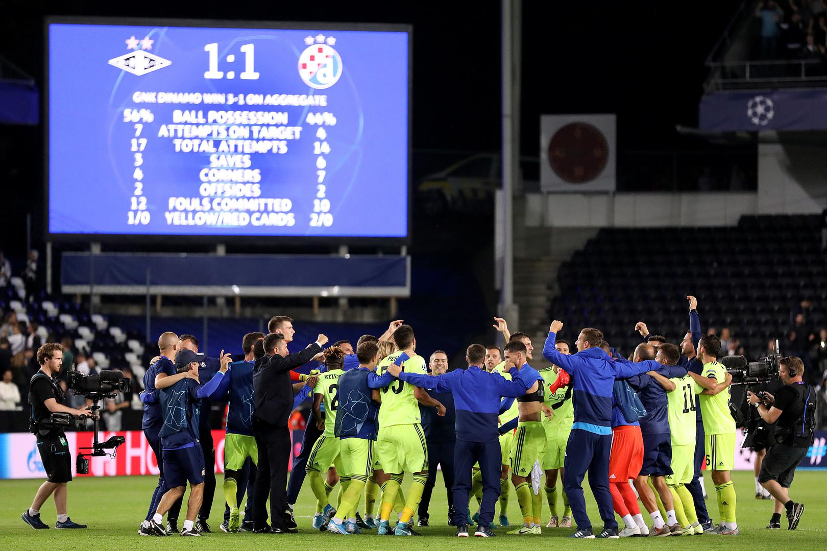Dinamovi igrači u Norveškoj su protiv Rosenborga izborili Ligu prvaka, a nakon utakmice uputili su se u Zagreb gdje su se išli odmoriti, a tamo su ih čekale njihove 'bolje polovice'. 