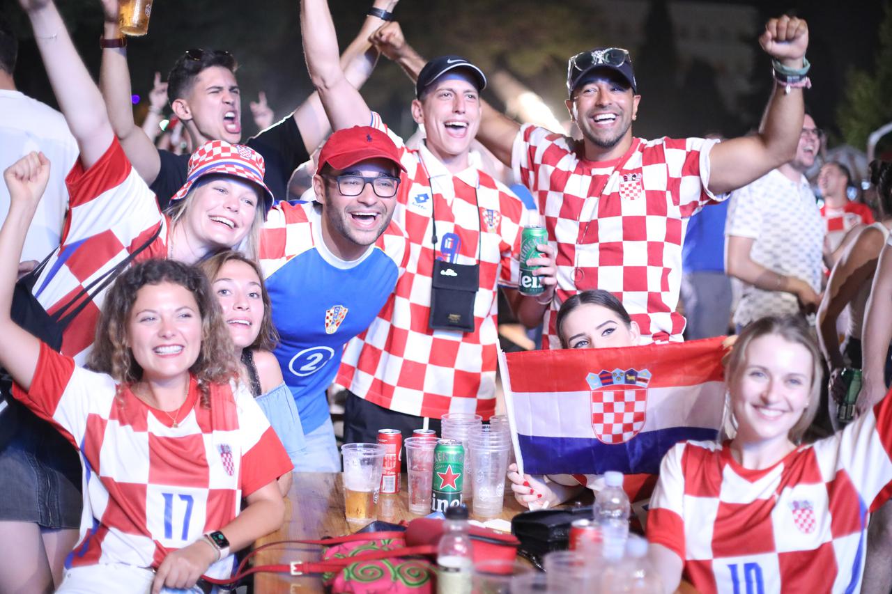 Split: Navijači u fan zoni na Zvončacu prate utakmicu Engleska-Škotska