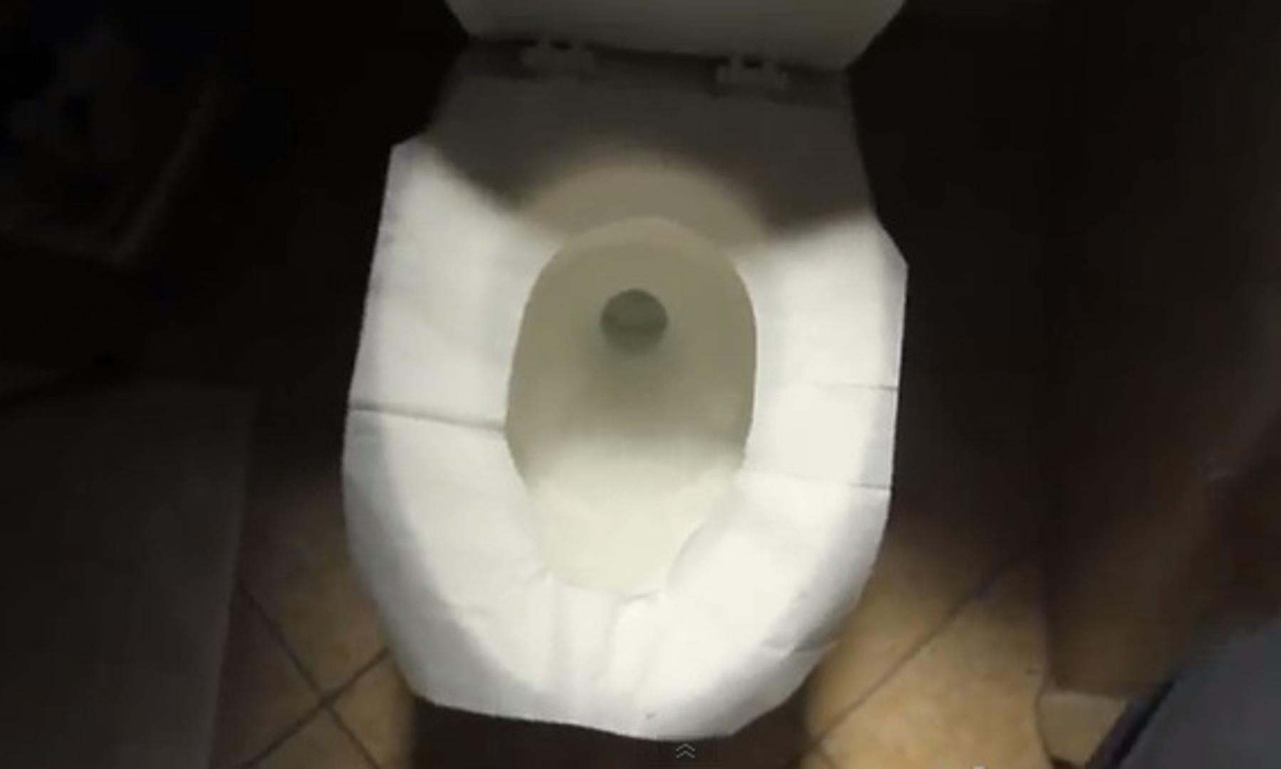 Možda su najčešći simptomi povezani s parazitima oni koji oponašaju sindrom iritabilnog crijeva. 'Paraziti mogu uzrokovati bolove u trbuhu, nadutost, proljev, analni svrab i opstrukciju crijeva', kaže Amesh A. Adalja, viši znanstveni savjetnik u Johns Hopkins centru za zdravstvenu sigurnost.