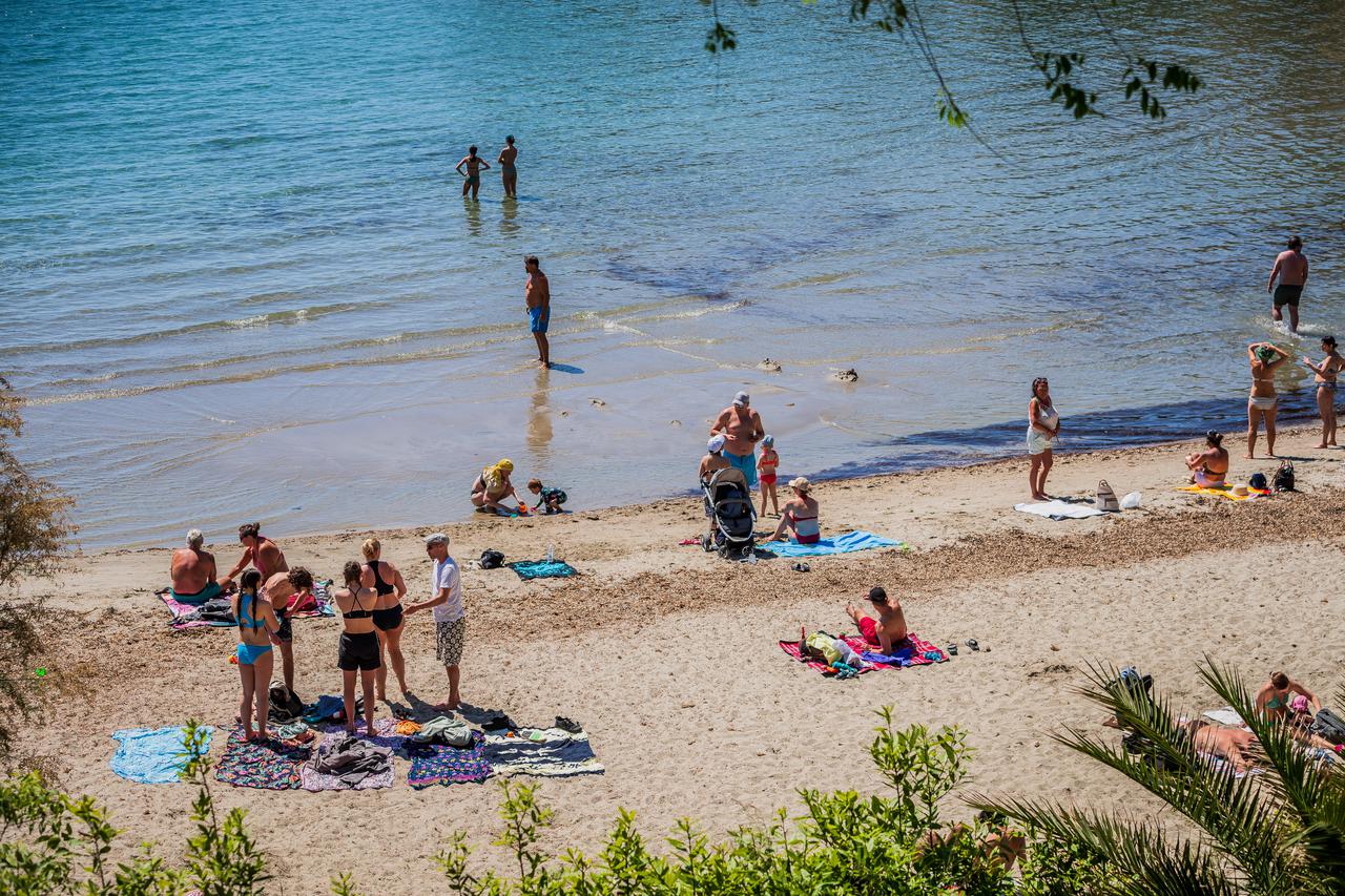 Split: Sunčani dan na plaži Firule