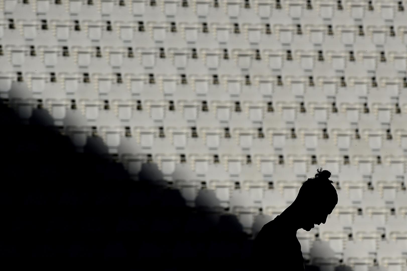 

Prazne tribine i silueta Cristiana Ronalda pred utakmicu Juventusa i Torina u sklopu Serie A.
