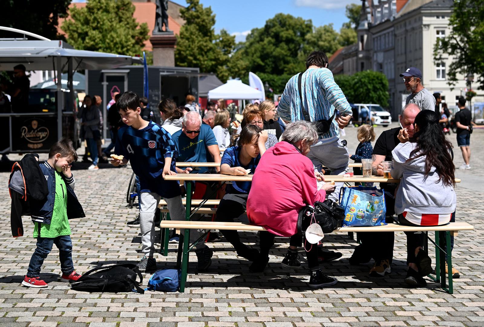 09.06.2024., Neuruppin, dolazak navijaca na trg uoci dolaska Hrvatske nogometne reprezentacije u kamp.  Photo: Marko Lukunic/PIXSELL