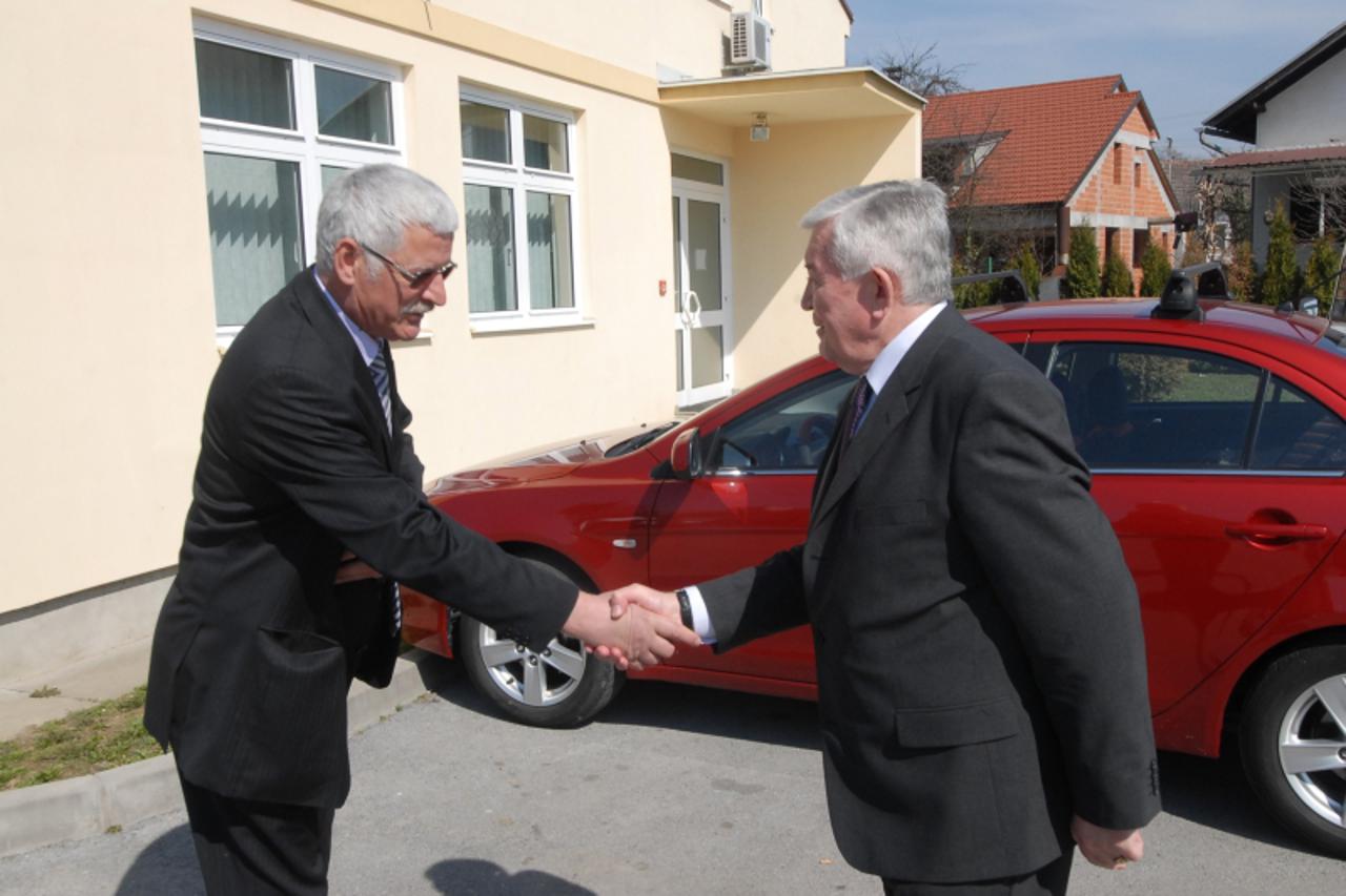 '29.02.2012., Bjelovar, - Branislav Ljubic (L) iznova izabran za ravnatelja Doma zdravlja Bjelovarsko-bilogorske zupanije, a sto je dvojbeno s obzirom da su zaposlenici ministru zdravstva poslali anon