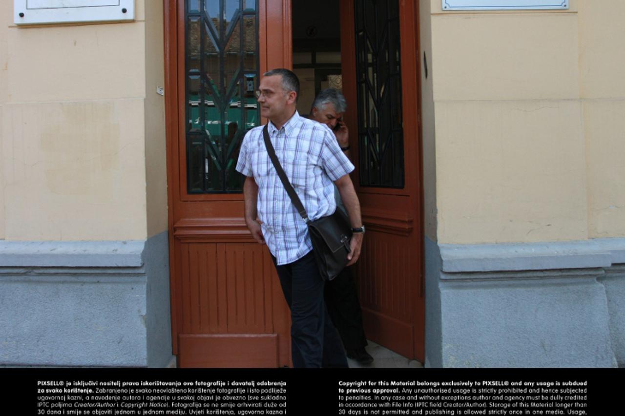 '04.07.2013., Osijek - Djelatnici USKOK-a obavljaju pregled na Pravnom fakultetu gdje su dosli zbog, zasada, nepoznat razloga. Nakon dekana Igora Bojanica iz zgrade fakulteta izlazi odvjetnik. Photo: 