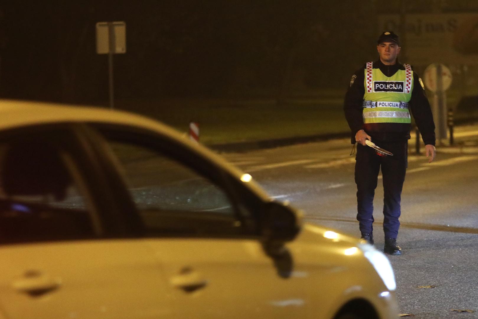 Međutim, ključno pitanje koje muči mnoge vozače jest prestaje li svaka opasnost i zakonska obveza točno 15. travnja. Odgovor je negativan, a upravo u tome leži zamka koja može dovesti do neugodnosti i sankcija. Naime, Zakon o sigurnosti prometa na cestama definira pojam "zimskih uvjeta", koji nastupaju svaki put kada je kolnik prekriven snijegom ili kada na njemu ima poledice. U takvim okolnostima, neovisno o datumu u kalendaru, zimska oprema postaje obvezna na svim cestama u Republici Hrvatskoj, a ne samo na prethodno definiranim zimskim dionicama. 