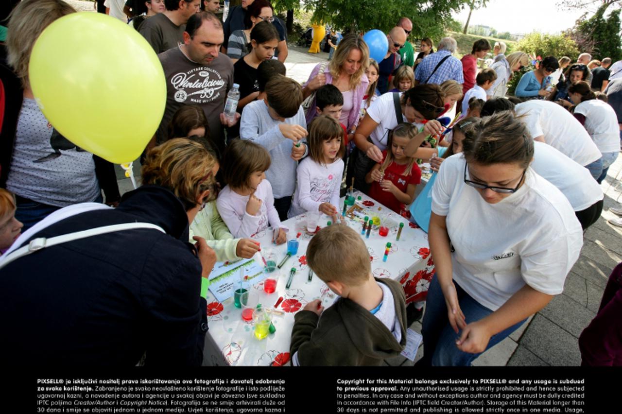 '16.09.2012., Zageb - Znanstveni piknik u Bocarskom domu namijenjem je djeci koja su imala priliku izvoditi jednostavne kemijske pokuse.  Photo: Grgur Zucko/PIXSELL'