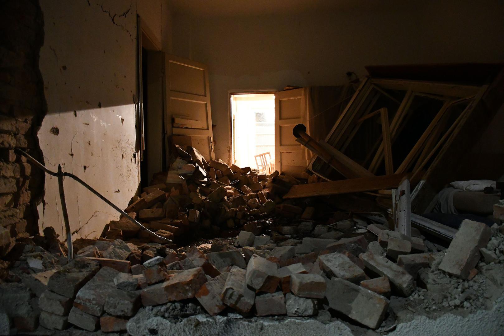 19.10.2020., Nova Gradiska - U ulici Ljudevita Gaja u Novoj Gradiski vozac se autom zabio u kucu, probio zid i zavrsio u dnevnom boravku. Cetrdesetogodisnji vozac automobila marke Audi je na mjestu dogadjaja poginuo.Photo: Ivica Galovic/ PIXSELL