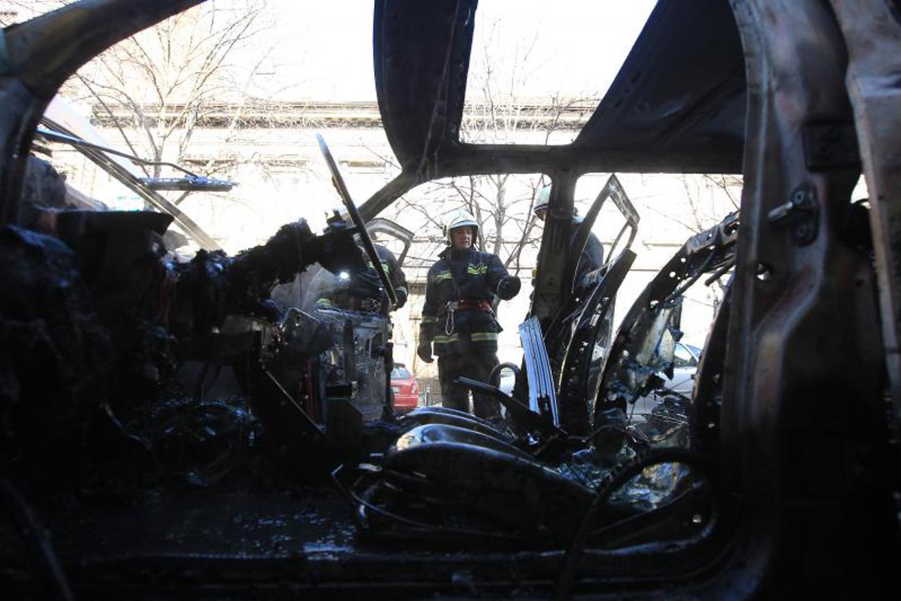 požar automobila na zelenom valu (1)