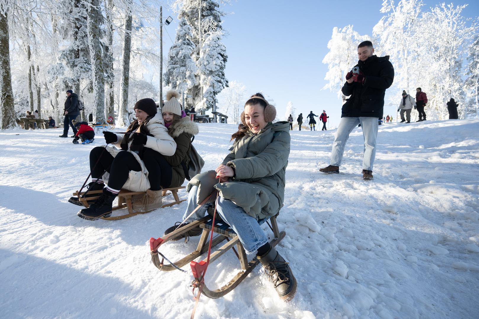 Vjetar će biti slab, a na istoku do umjeren sjeverozapadni. Na Jadranu umjerena bura, koja će sredinom dana okrenuti na sjeverozapadnjak. 