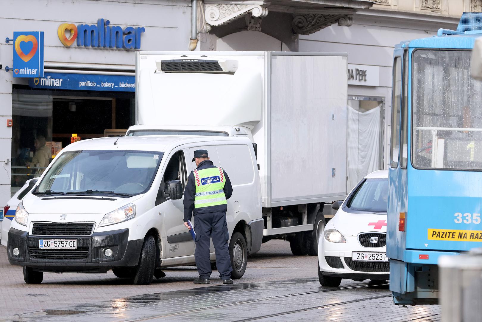 Kako se takva tragedija ne bi ponovila, policija je od jutra na Trgu, te provjeravaju sva dostavna vozila. 