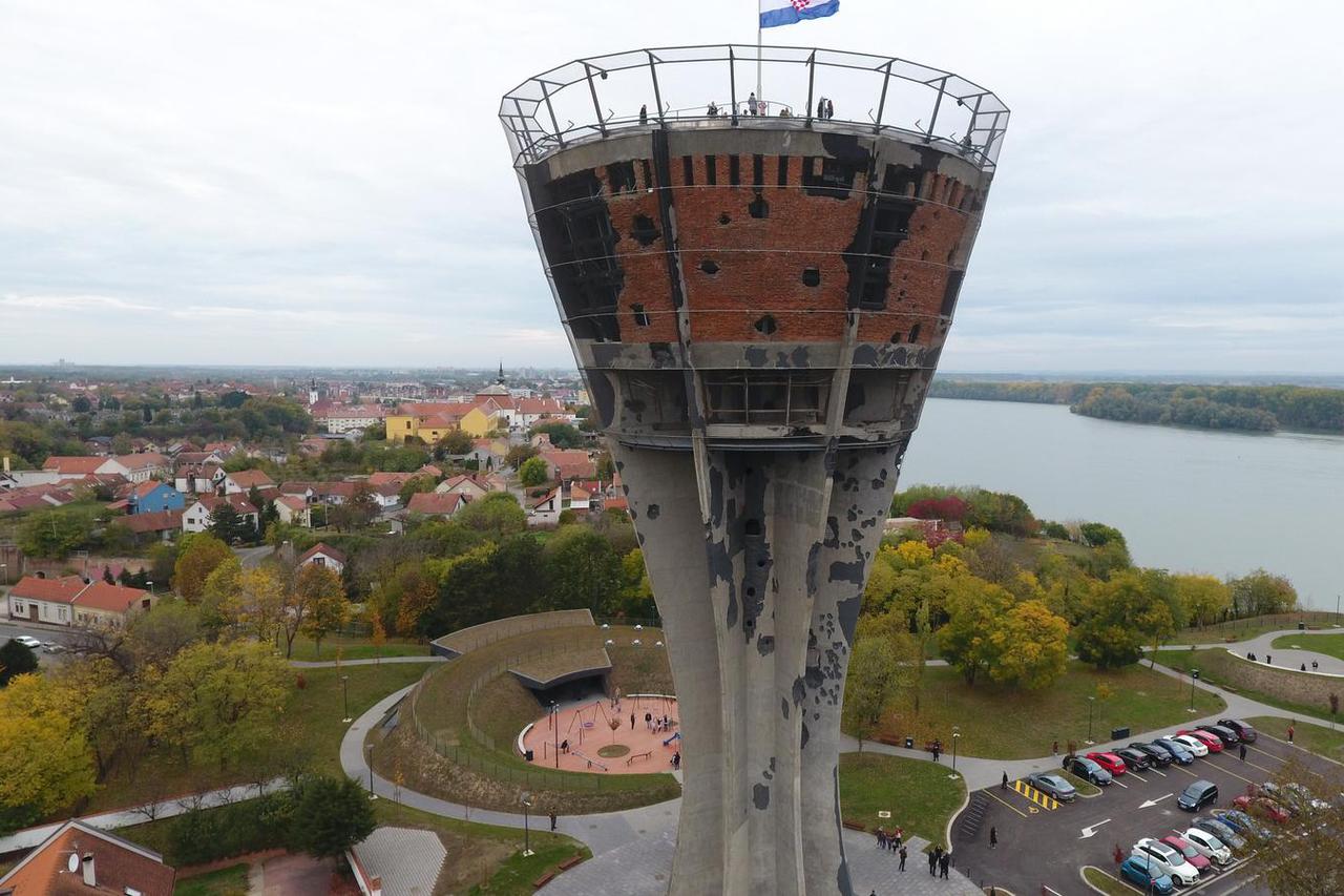 Pogled iz zraka na vodotoranj - simbol Vukovara