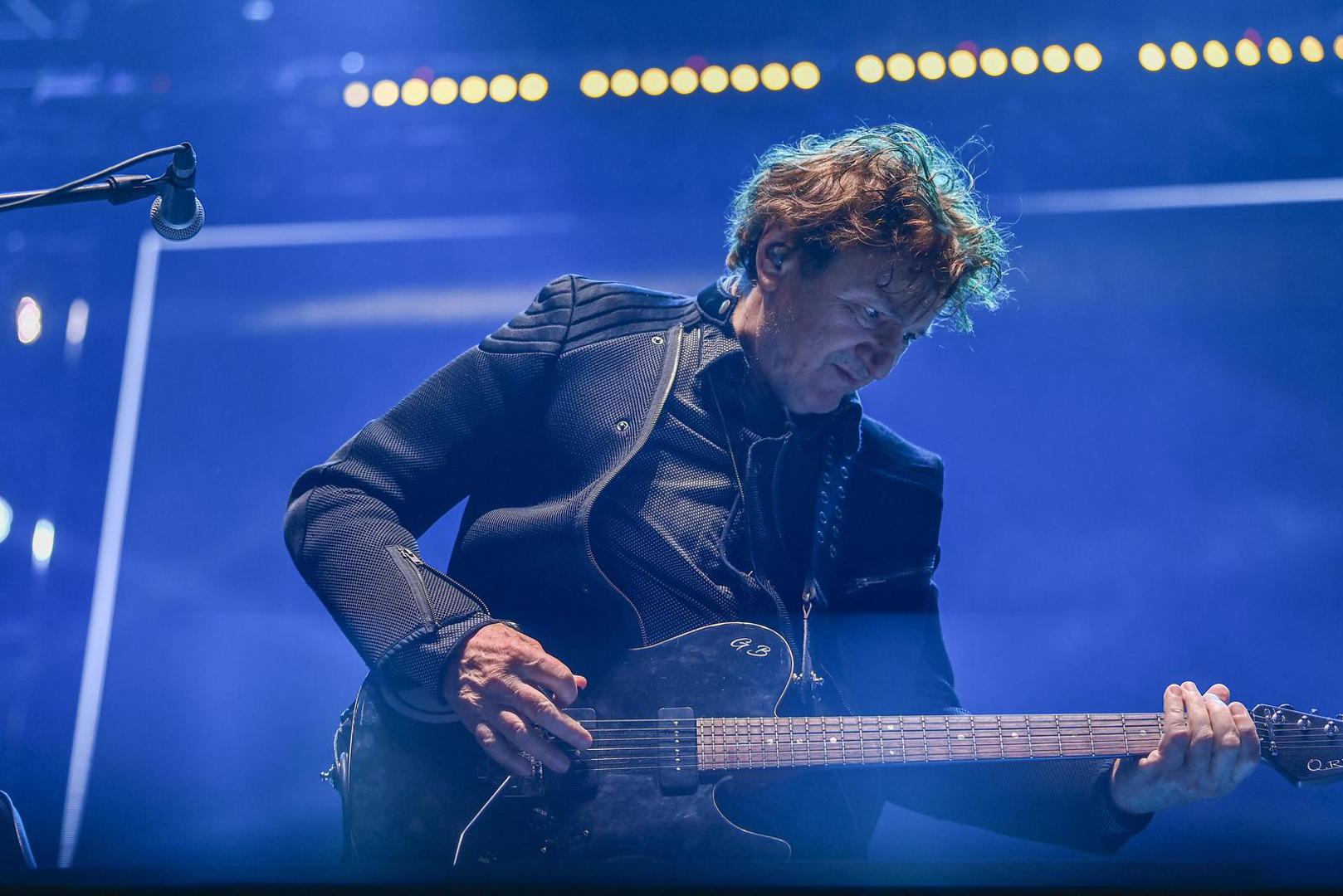 Na ovom spektaklu pridružili su im se i članovi iz ranijih postava: Zoran Redžić i Dragan Điđi Jankelić te klavijaturist Ognjen Radivojević, koji je preuzeo ulogu preminulih Vlade Pravdića i Laze Ristovskog.