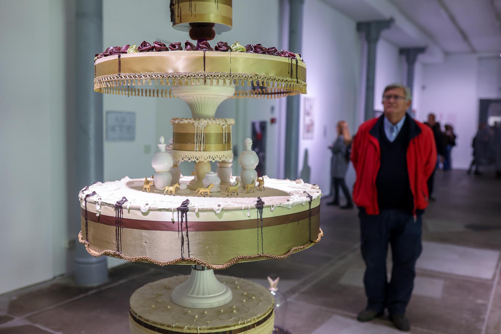 "Međutim, ovo nije još jedna izložba o nadrealizmu. Fragmentacija tijela i identiteta, ponavljanje motiva te asocijativne i enigmatične slike oblikuju se ovdje kroz raznovrsne umjetničke estetike. Posjetitelje vodimo kroz putovanje nesvjesnim sadržajima u umjetničkom radu - od potisnutih misli, sjećanja, nagona, snova do unutarnjih konflikata koji se pojavljuju kao simboli, metafore, izobličenja, praznine ili iznenadne afektivne eksplozije", navedeno je.