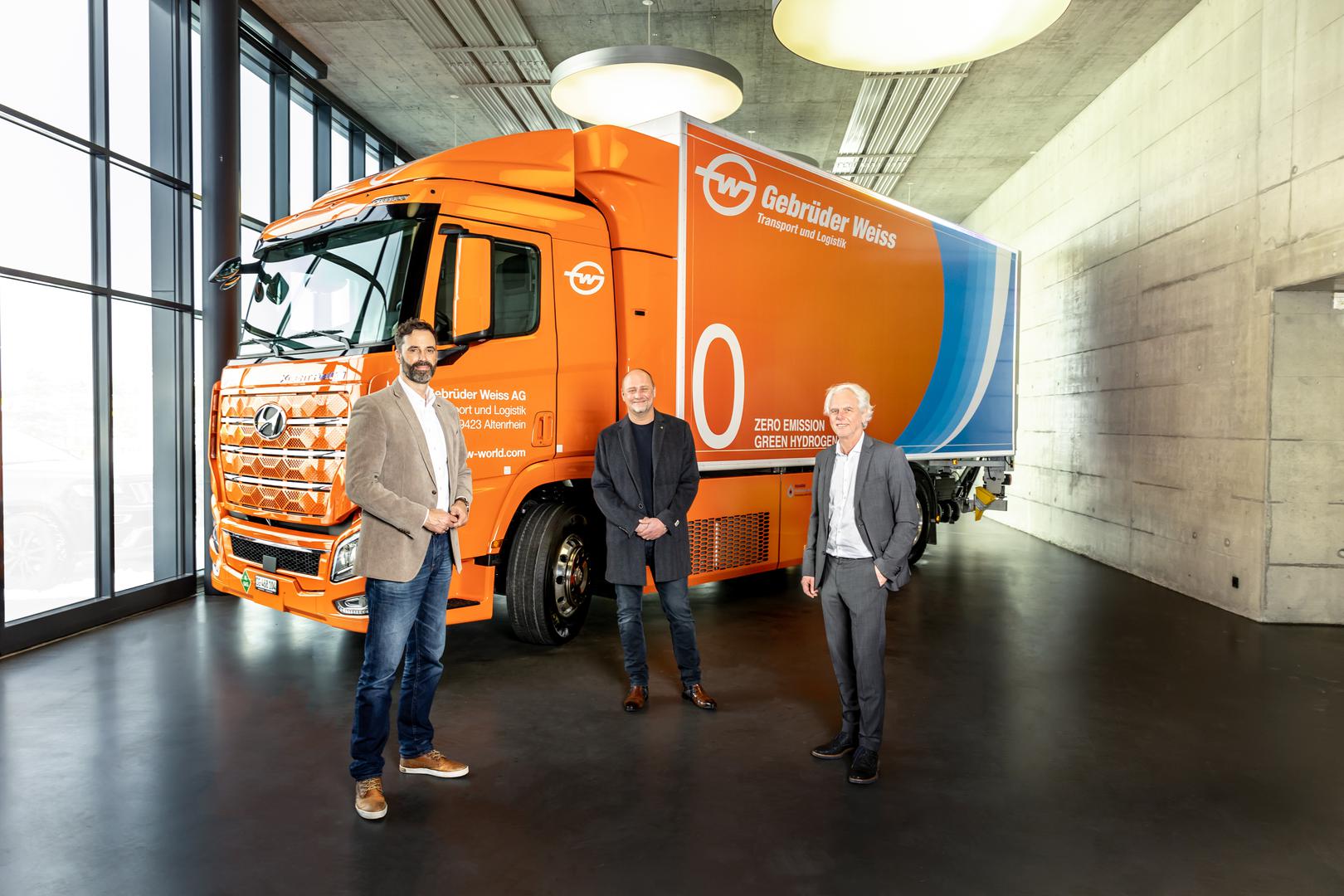 Primopredaja kamiona na vodik u Rothenburgu u Švicarskoj (s lijeva): Marc Freymüller, predsjednik Uprave tvrtke Hyundai Hydrogen Mobility AG; Peter Waldenberger, voditelj odjela administrativne podrške, i Oskar Kramer, direktor za Švicarsku (oba iz tvrtke Gebrüder Weiss)