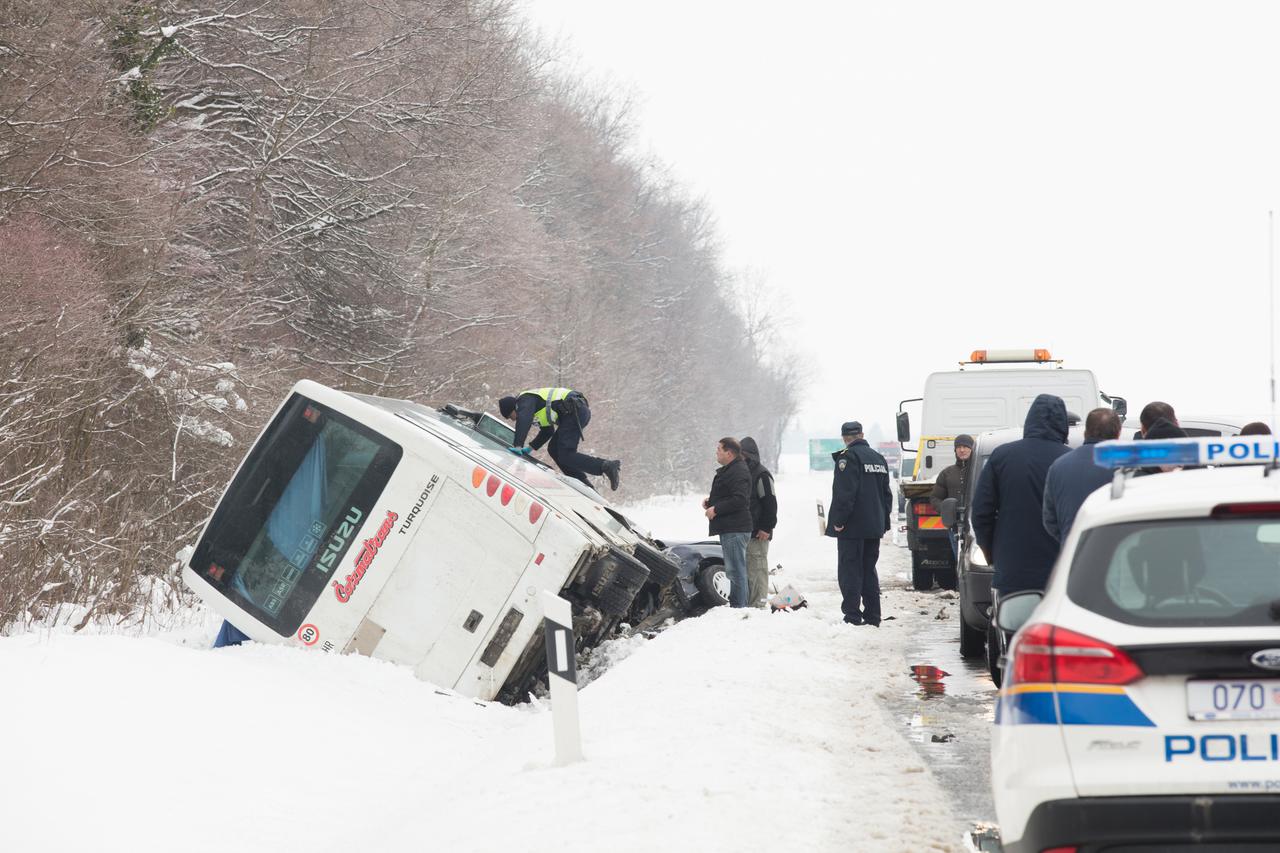 Sudar minibusa i automobila kod Donjeg Miholjca