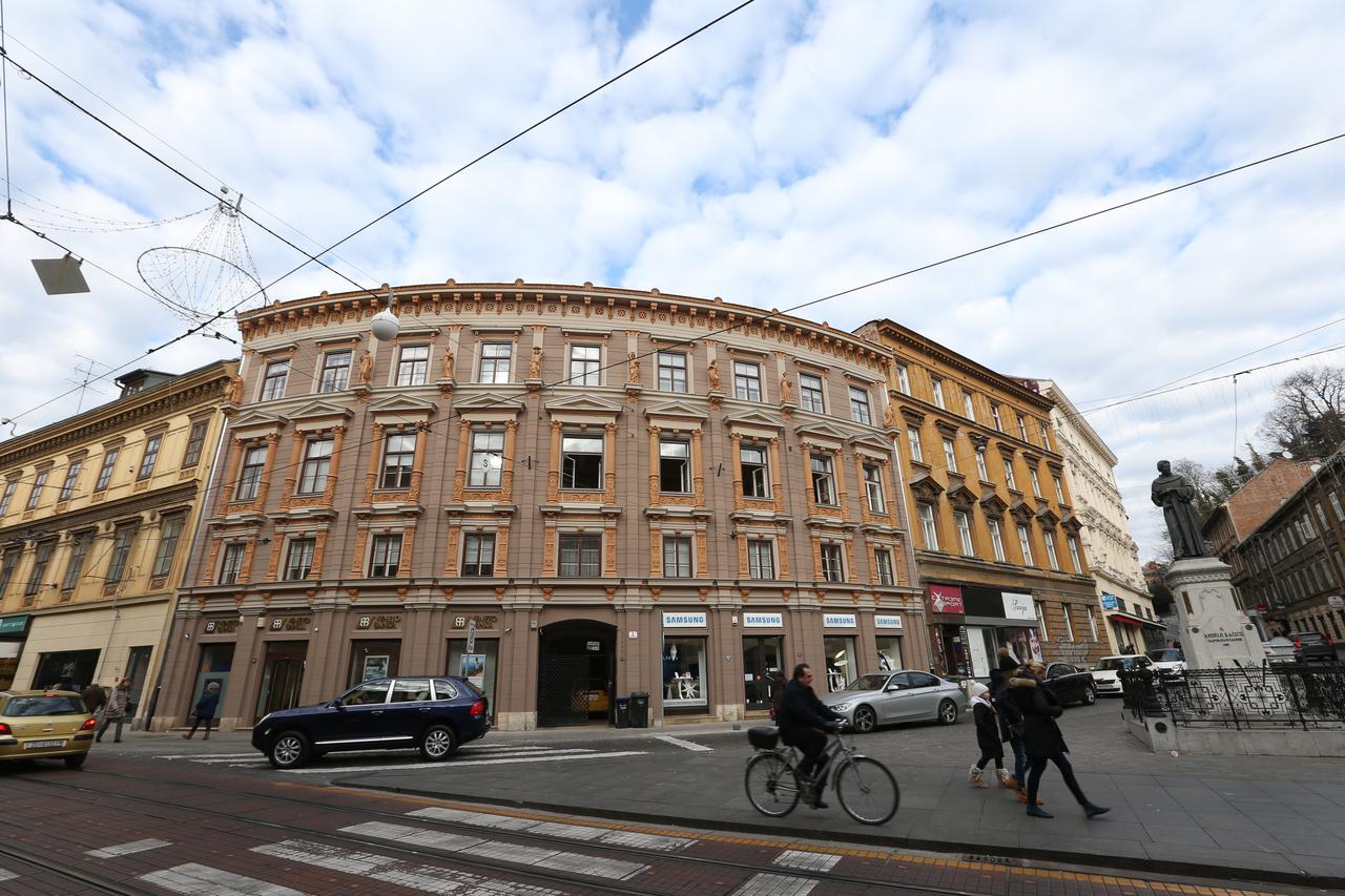 03.12.2016., Zagreb - Obnovljena zgrada u Mesnickoj 1, jedna od najzahtjevnijih i najskupljih zgrada za obnovu. Na njenom procelju nalaze se 12 muza koje su takodjer  temeljito obnovljene i krase portal zgrade.  Photo: Robert Anic/PIXSELL