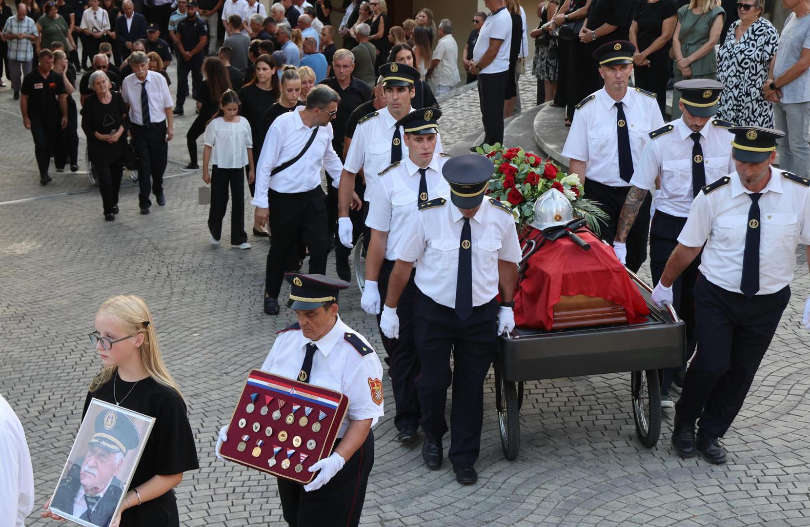 Vatrogastvu je posvetio cijeli radni vijek. Gasio je požare i pomagao drugima, a život je izgubio upravo od vatre, i to dok je pokušavao zaštititi vlastiti dom u selu Dubrave.

