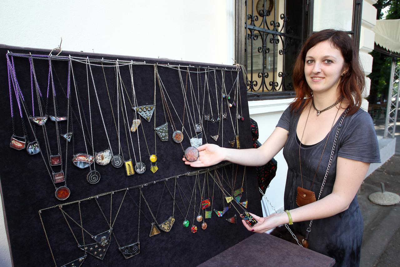 06.06.2015., Zagreb -  Strossmayerovo setaliste, Strossart gornjogradska likovna kolonija. Uzduz setalista nalaze se standovi sa rucnim radovima i odrzavaju se razne radionice. Radovi Zeljka Grobotek na jednom od standova.  Photo: Goran Jakus/PIXSELL