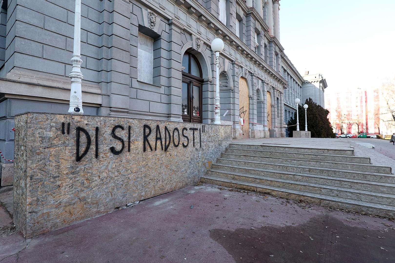 Na muzeju Mimara osvanuli su grafiti poruka koje su razmjenjivali Ivan Turudić i Josipa Rimac. "Di si radosti" i "Di si lipa" napisano je na Mimari, a riječ je o nekim od poruka koje su za vikend procurile u javnost. Poruke je objavio Jutarnji list, a izazvale su brojne reakcije. 

