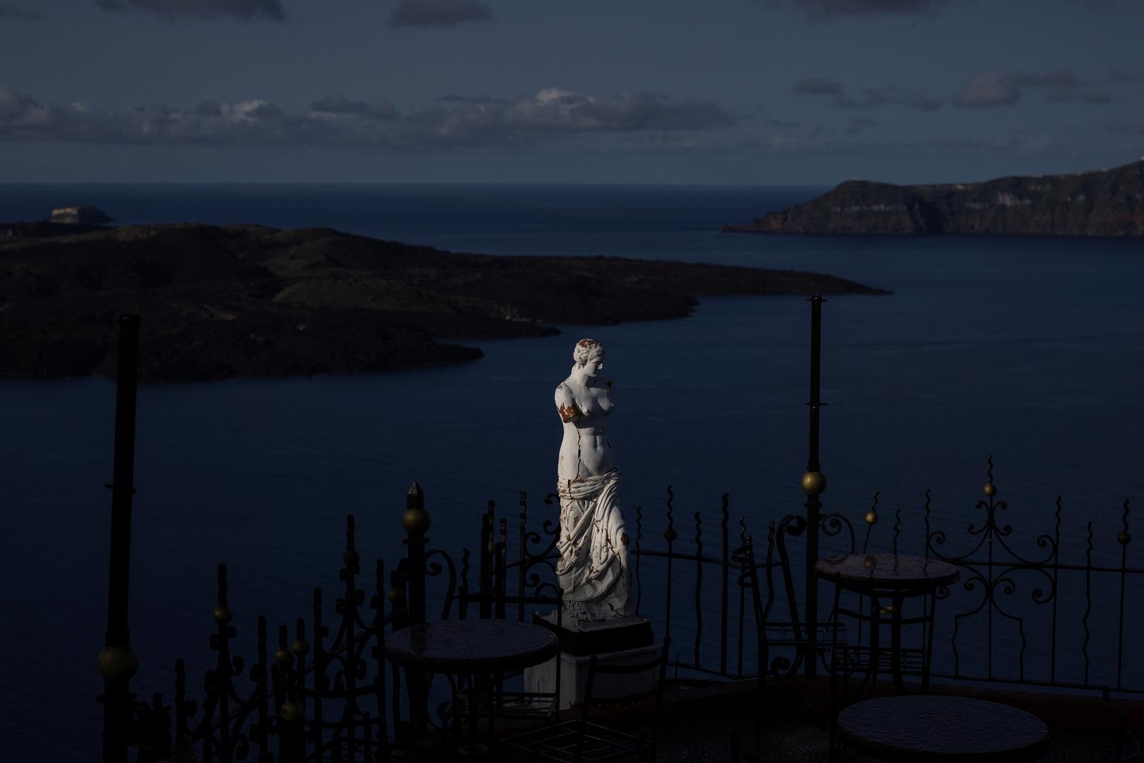 U proteklih šest dana, otkad su potresi krenuli, otok je napustilo oko 6.000 stanovnika. Ova popularna turistička destinacija doživjela je stotine potresa od prošlog tjedna, i to svakih nekoliko minuta - s time da su neki od njih magnitude i do 4.8 po Richteru. 

