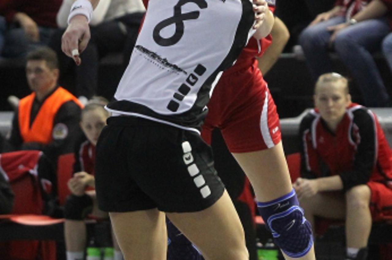 '02.02.2013., Koprivnica - Kup pobjednika kupova, 1/8 finala,  RK Podravka Vegeta - HC Vaci NKSE. Maja Son i Bianka Barjan. Photo: Marijan Susenj/PIXSELL'