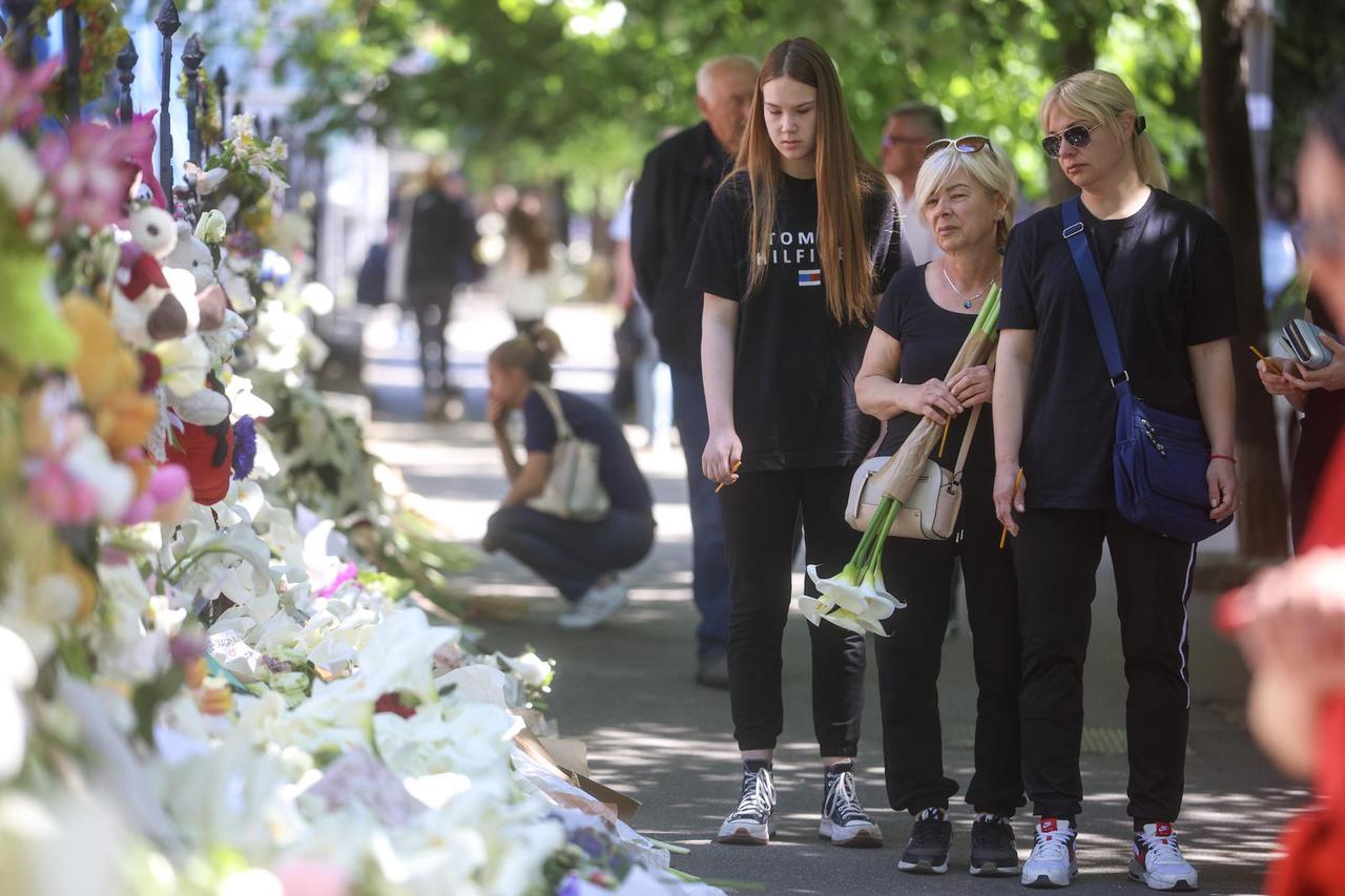 Beograd: I danas se veliki broj građana upisuje u knjigu žalosti u Osnovnoj školi "Vladislav Ribnikar”
