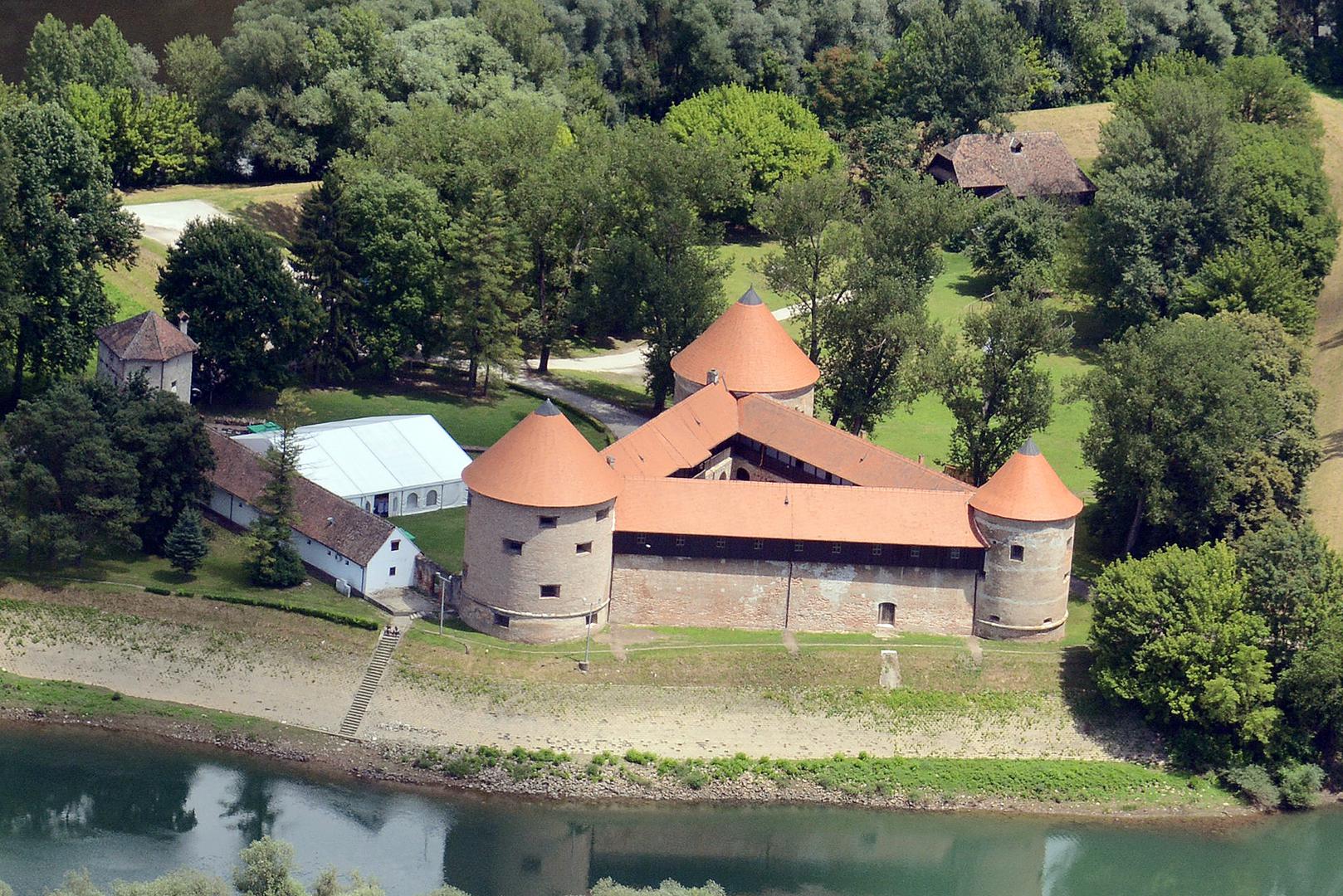 Ovo je jedan od najstarijih gradova u Hrvatskoj, nalazi se na ušću Odre u Kupu i Kupe u Savu. 