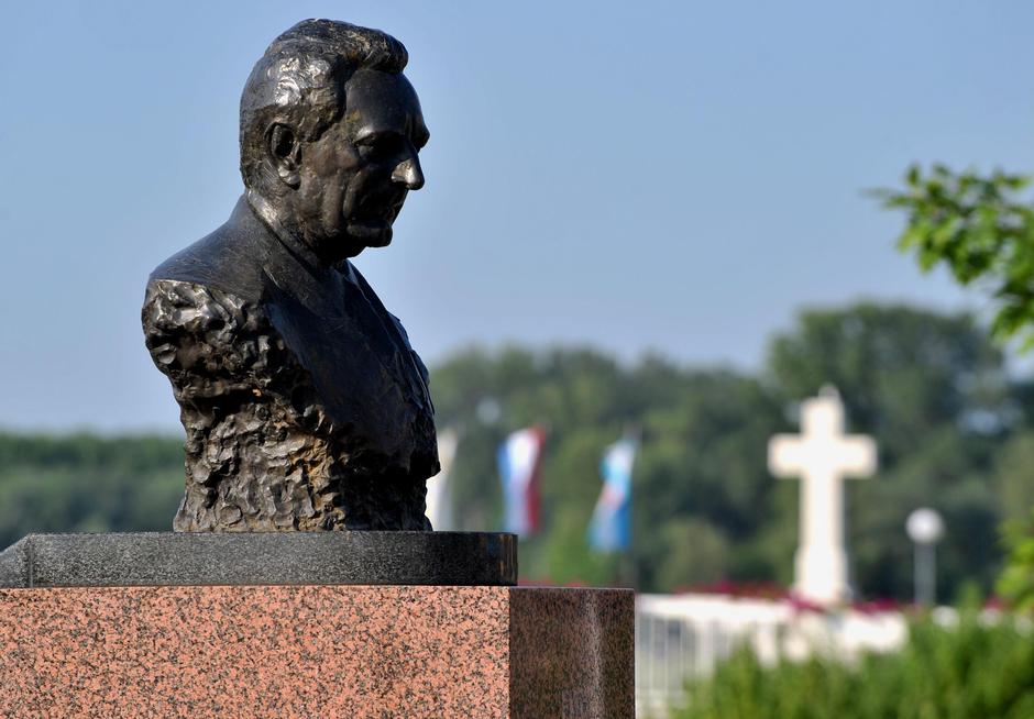 Spomenik Franji Tuđmanu